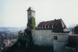 Blick vom Wehrgang auf Nordost-Turm, Bergfried und Hotel