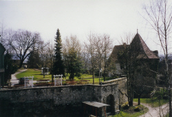 Blick vom Wehrgang auf Pulverturm und Innere Burg