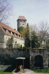 Blick vom Wehrgang über Spielplatz in Richtung Bergfried