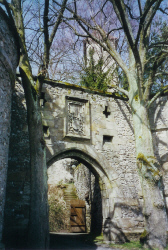 Tor zur Äußeren Burg mit Wappenrelief